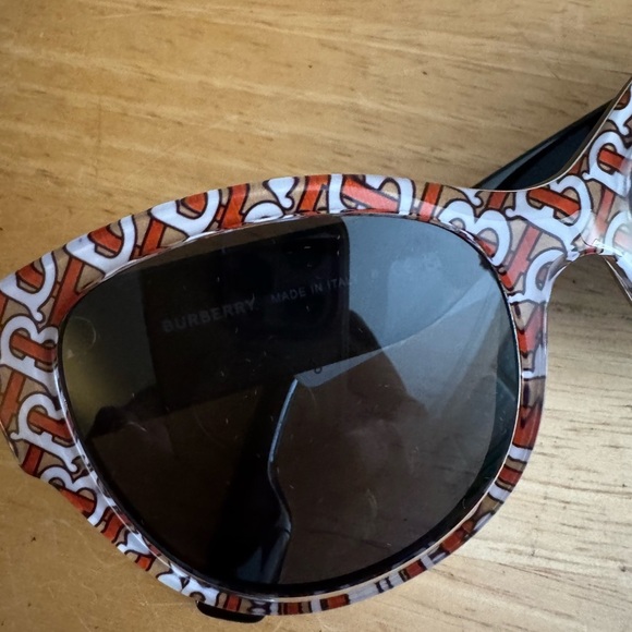 Burberry Red and White Patterned Sunglasses - Picture 4 of 11